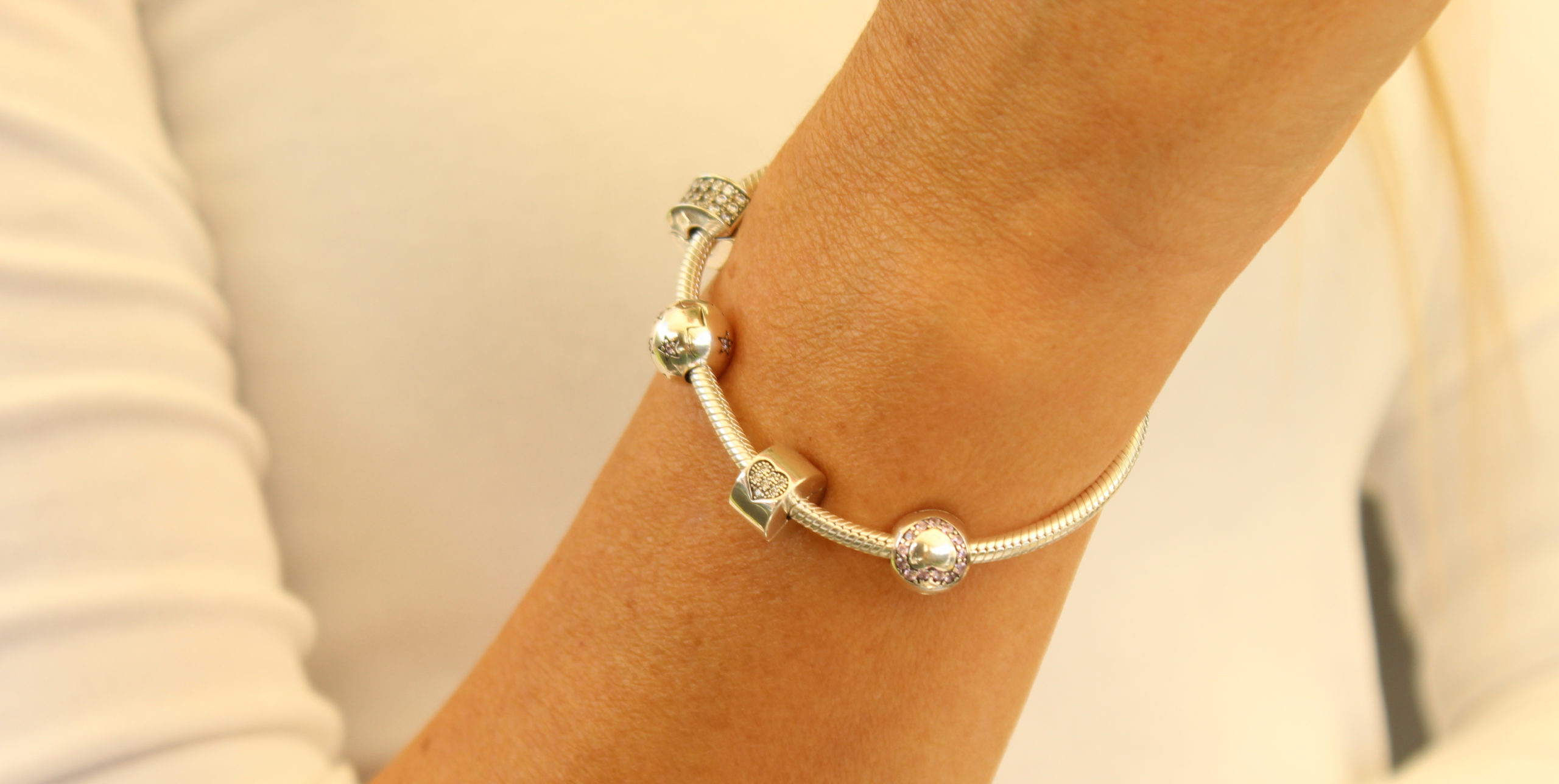 Schoenes Armband mit tollen Charms scaled