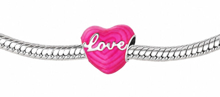Silbernes Schlangenarmband mit pinkem Herz-Charm und weißem „Love“-Schriftzug, passend zum Pandora-Moments-System.